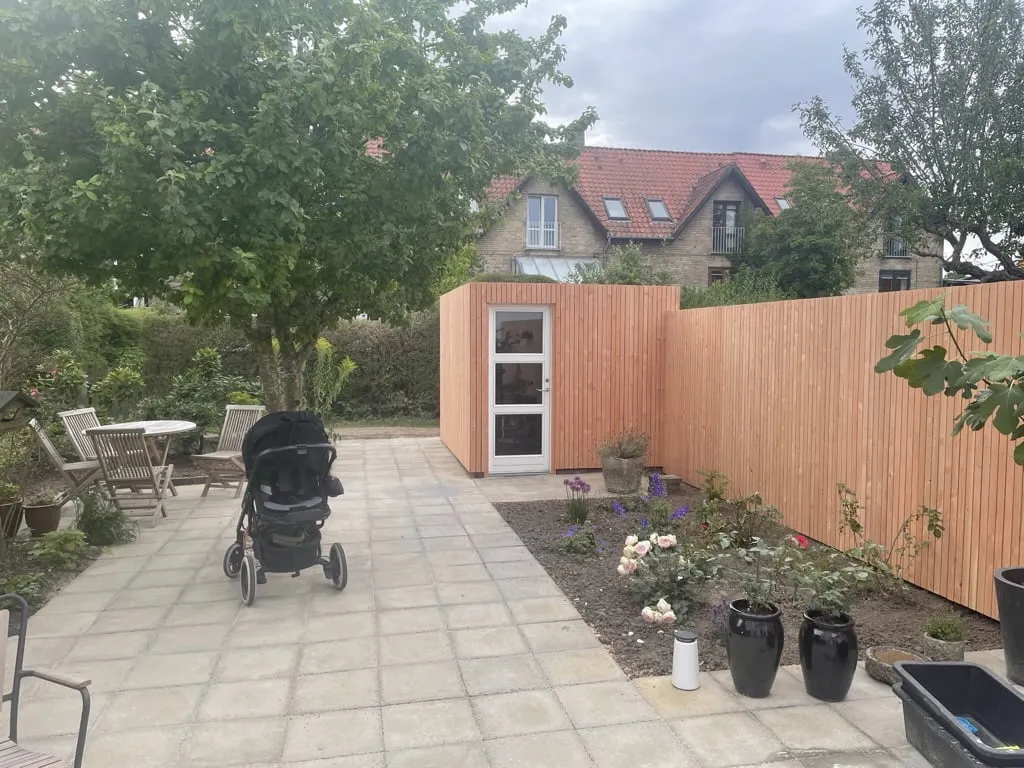 Have med skur, terrasse og barnevogn